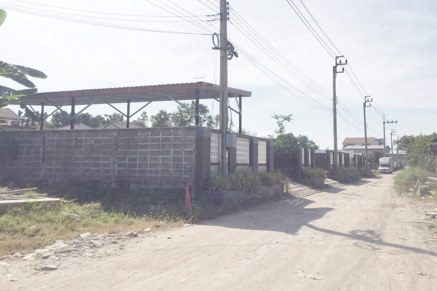 รูปหน้าแปลงที่ดิน ถมดินสูงกว่าถนน